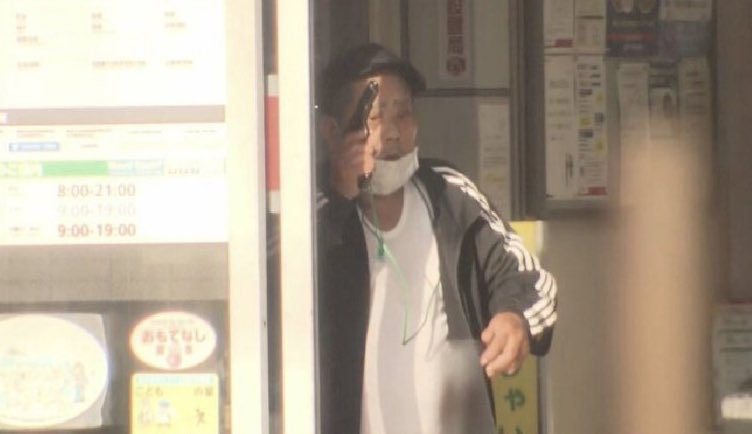 86歲嫌犯鈴木常雄在埼玉縣的蕨市郵局與警方對峙10個小時落網。他在中央綜合醫院槍傷兩人被追捕，後逃至郵局內，挾持數名人質。圖／取自X