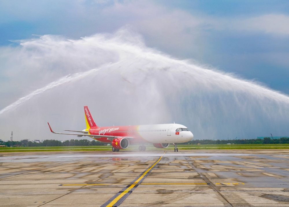 越捷最新A321neo ACF 飛機抵達越南新山一國際機場，當地以水門禮迎接越捷第101架飛機。