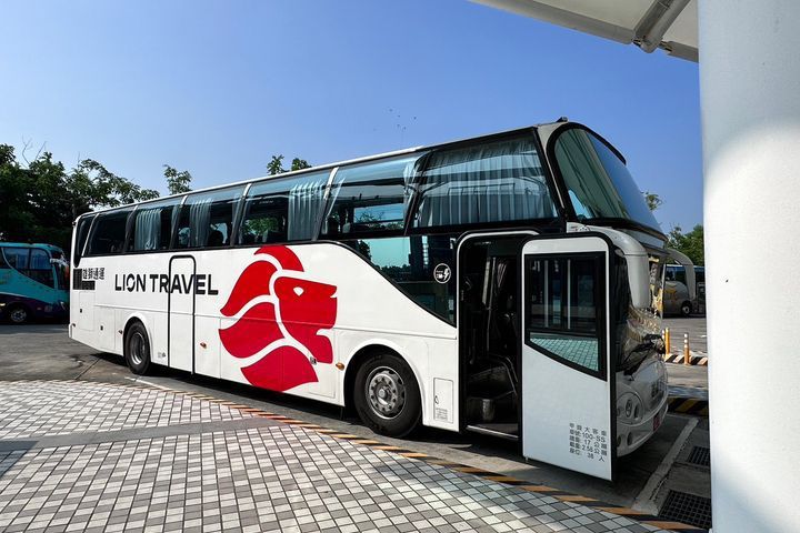 ▲現在搭乘阿里山郵輪式巴士也能輕鬆暢遊阿里山沿線景點。　圖：林業保育署／提供