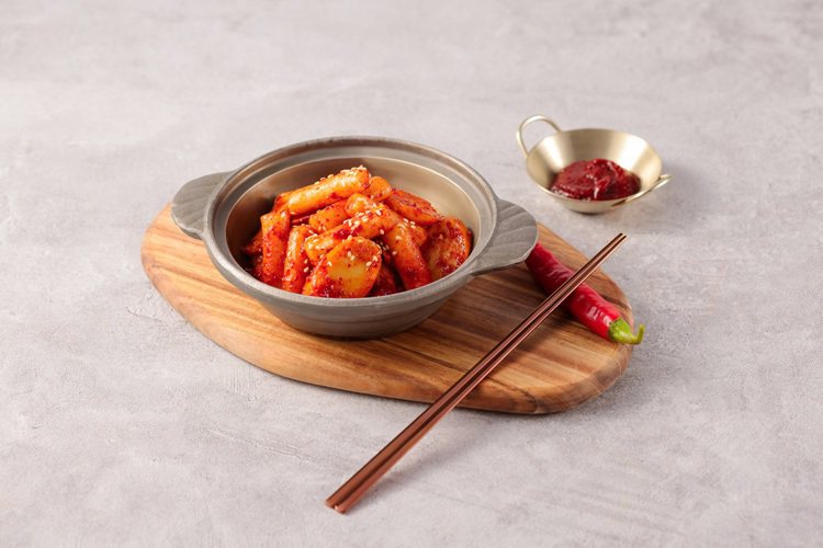 至hot 7享用2客套餐並完成打卡任務，加菜「韓式辣炒年糕」一份。圖／王品提供