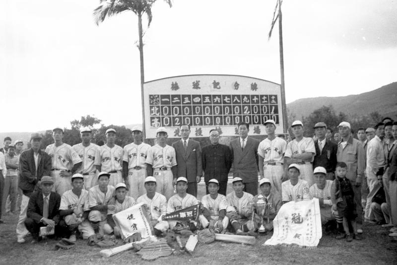 台北市棒球隊在1954年11月2日的第九屆省運的棒球錦標賽中，與高市隊打到第十二局才分出勝負，北市隊榮膺冠軍。圖／聯合報系資料照片