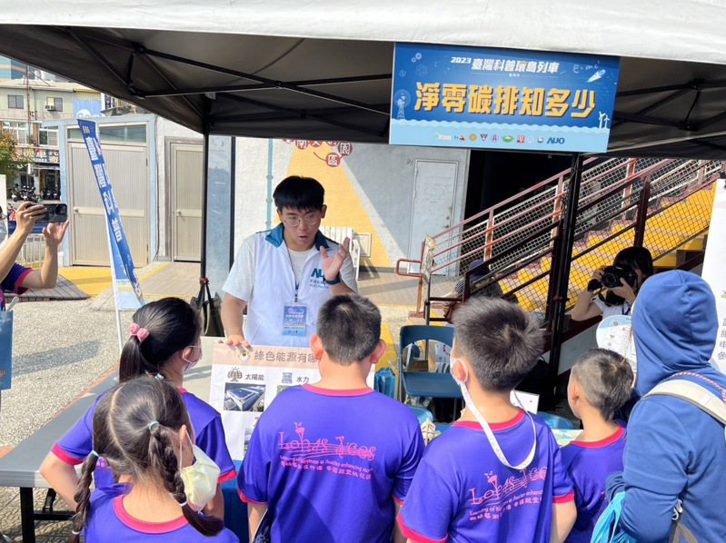 「2023年台灣科普環島列車」今天到台南站，14個科普攤位讓學生體會到生活處處是科學，進而喜歡科學。記者鄭惠仁／攝影
