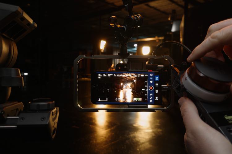 《Blackmagic Camera》是一款iOS專屬的App，為iPhone增添數位底片攝影機的控制功能，並支援iPhone 15 Pro Max上的Apple Log編碼。圖／蘋果提供