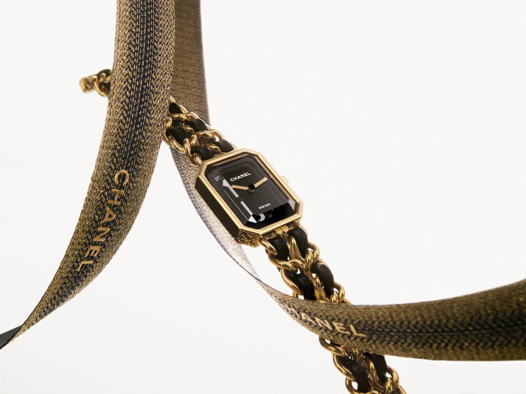PREMIÈRE腕表原創款，18K黃金鍍精鋼表殼配皮革穿鍊表帶，19萬8,000元。圖／香奈兒提供