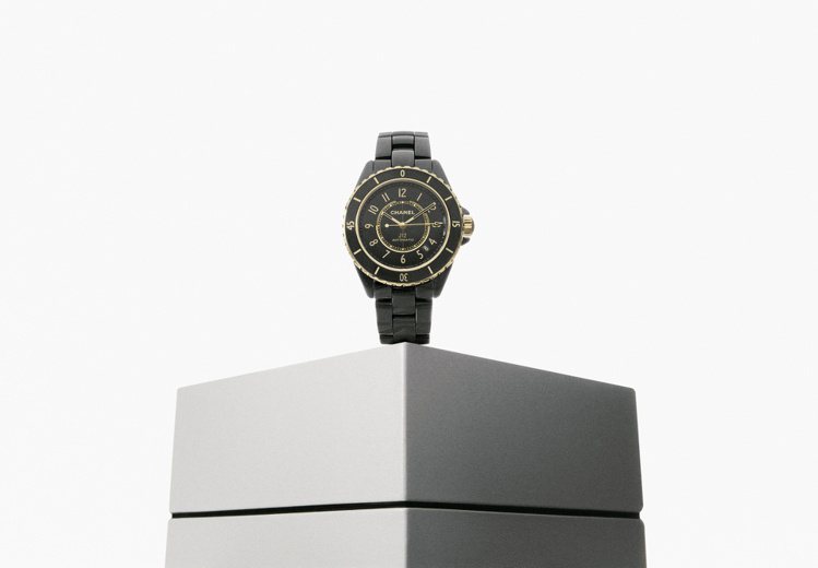 J12腕表，38毫米黑色高抗磨陶瓷和18K黃金、Caliber 12.1自動上鍊機械機芯，50萬6,000元。圖／香奈兒提供