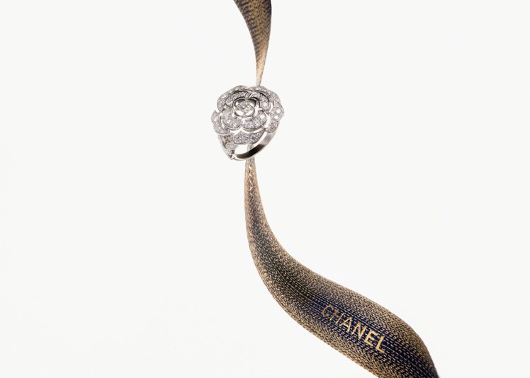 BOUTON DE CAMÉLIA戒指，18K白金鑲嵌35顆鑽石總重約0.39克拉，21萬9,000元。圖／香奈兒提供