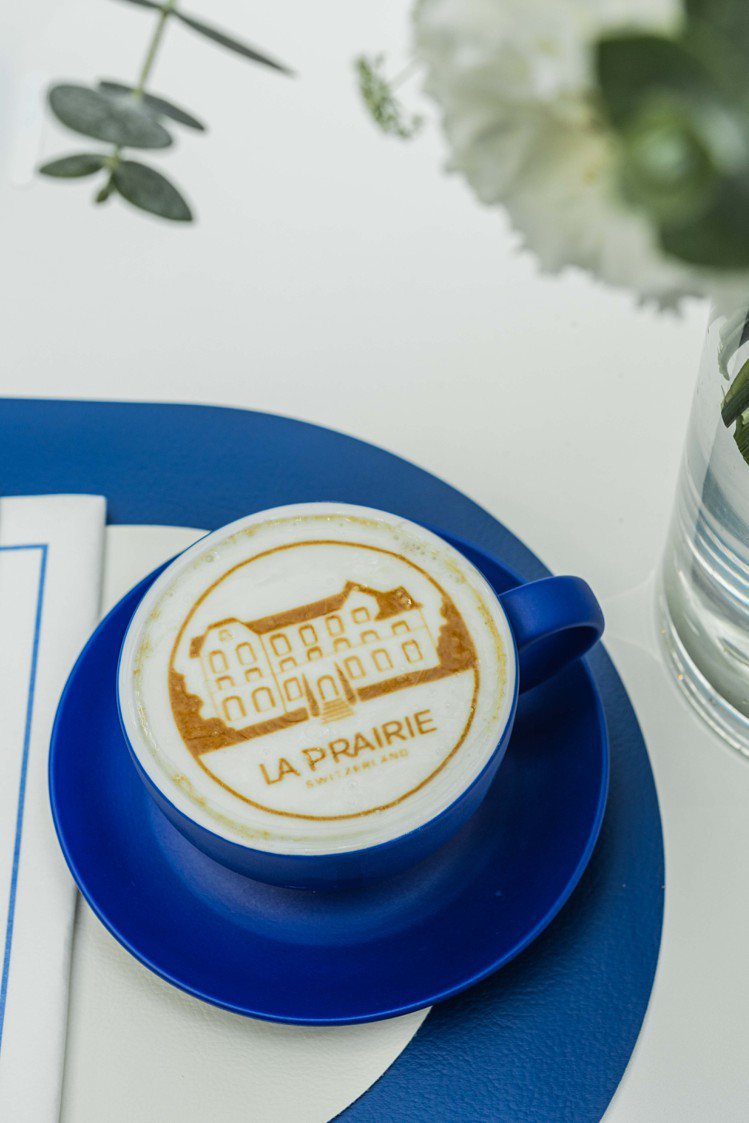La Prairie萊珀妮打造出首家瑞士鈷藍咖啡館。圖／La Prairie萊珀妮提供