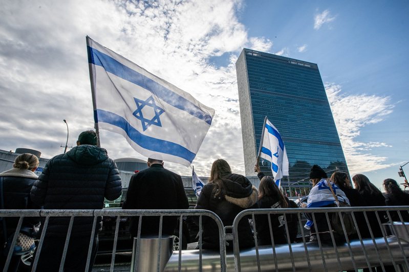 民眾10月24日拿著以色列國旗在紐約聯合國總部前示威，要求聯合國重視這波以巴衝突。歐新社