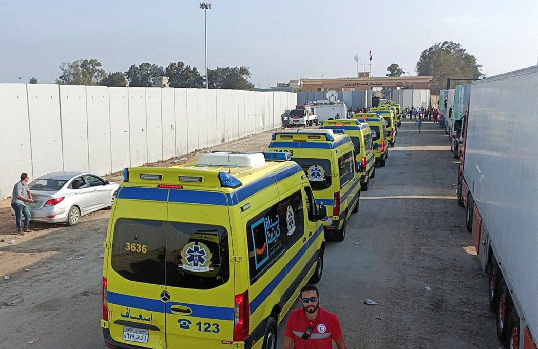 來自埃及的救護車隊1日等待接送加薩傷患。路透