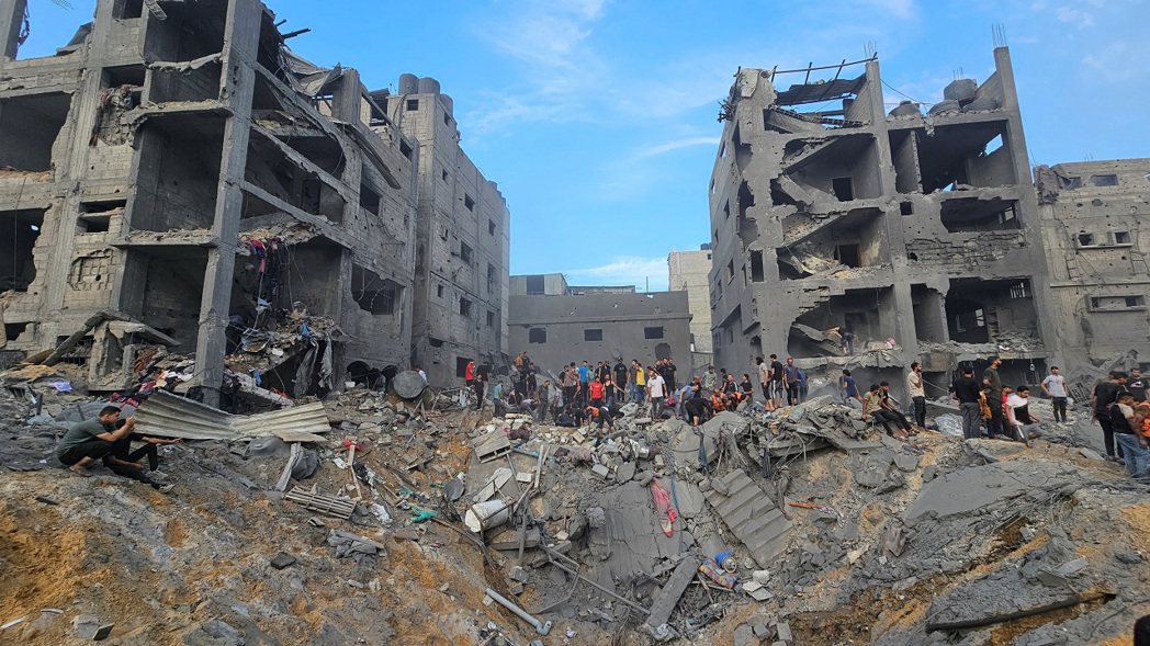 以色列襲擊北加薩的賈巴利亞難民營，當地民眾10月31日在現場搜尋傷亡者。路透
