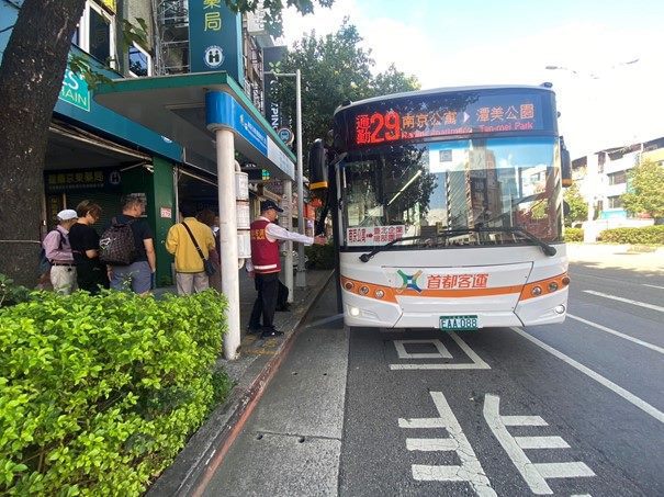 因應台塑企業進駐台北企業總部園區，為疏解上下班時段大量搭乘公車通勤需求，由公運處協調首都客運闢駛「通勤29」路公車。北市公運處提供