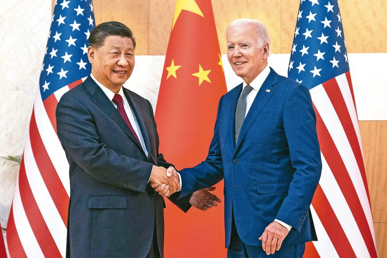 美國總統拜登（右）與中國大陸國家主席習近平（左）去年十一月在印尼峇里島Ｇ20峰會場邊會面。（美聯社）