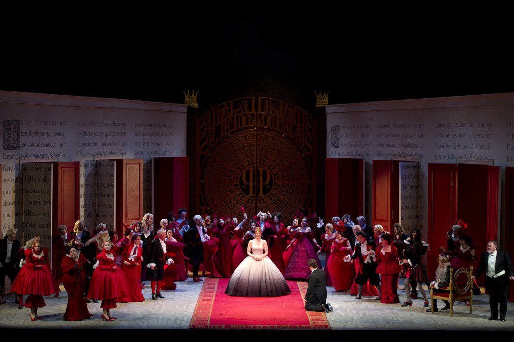 馬斯內歌劇《灰姑娘》導演羅杭．佩利將舞台打造猶如一本打開的童話故事書，演出人物則...