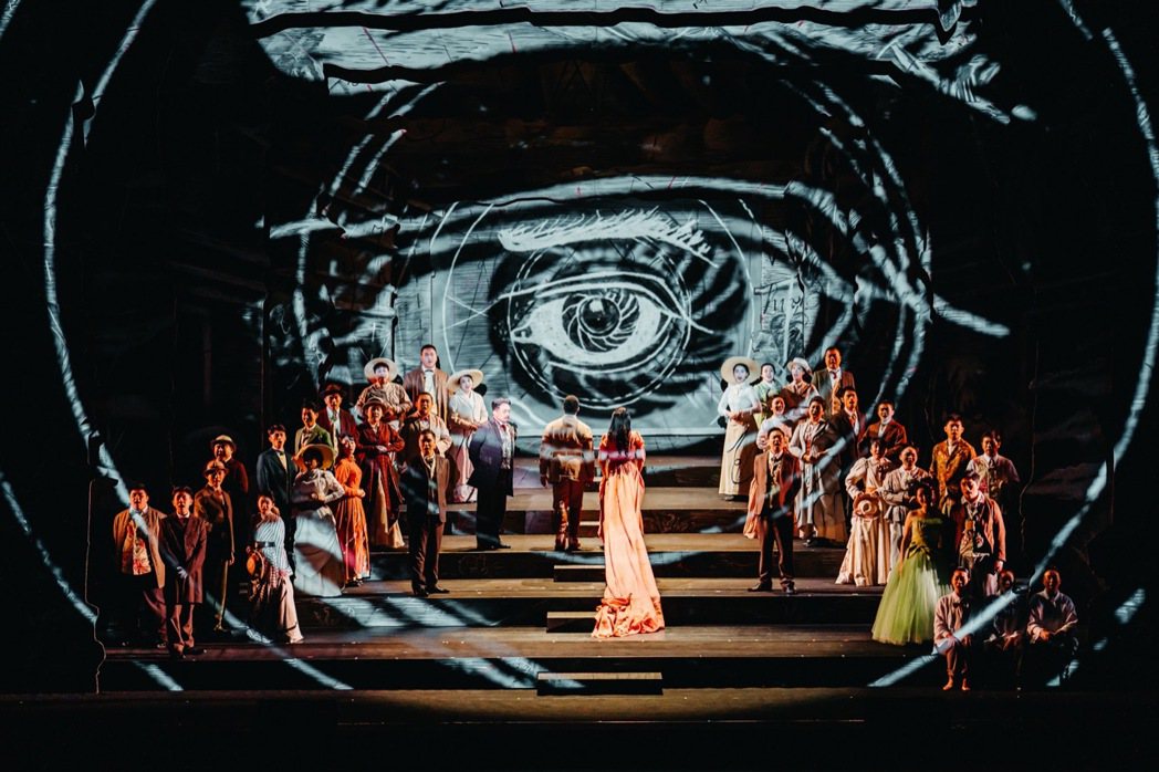 2022 年演出的莫札特歌劇《魔笛》為南非當代藝術巨擘威廉．肯特里奇（Willi...