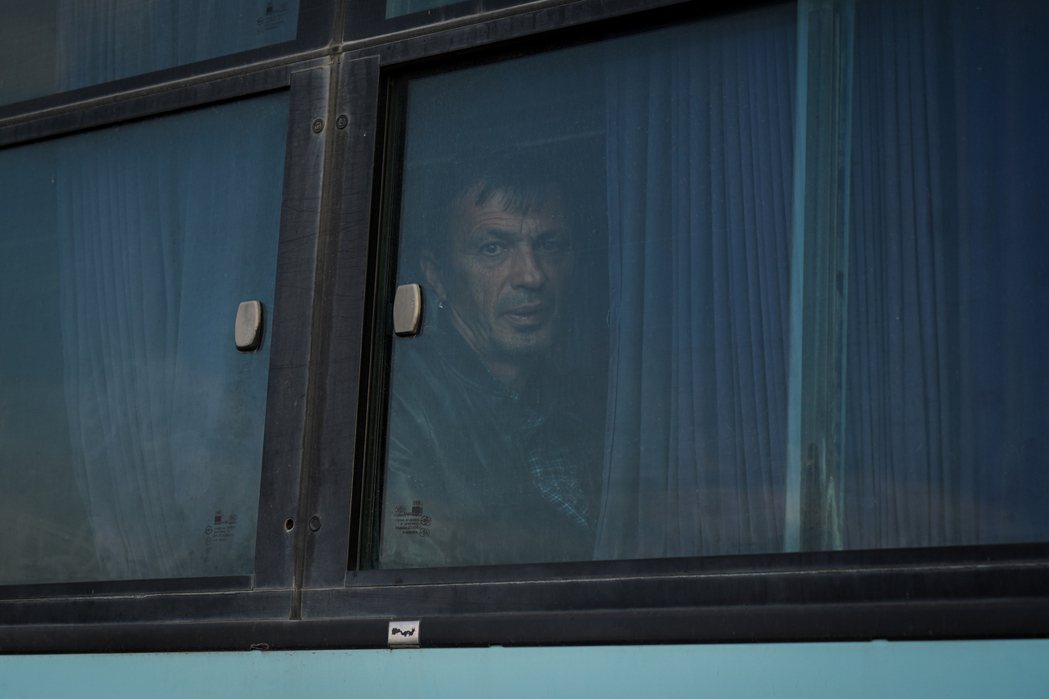 撤離巴士上的亞美尼亞男子一臉憔悴。 圖／陳彥婷攝　