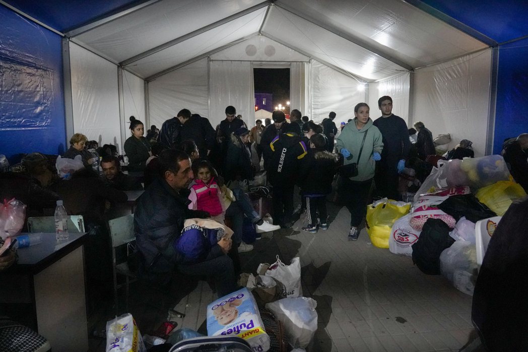 戈里斯廣場內的臨時帳篷逼滿納卡區的難民。 圖／陳彥婷攝　