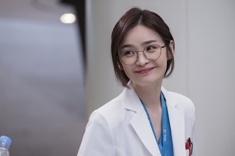 《機智醫生生活》田美郁不同於戲中角色，在戲外擁有非常好的歌喉。圖／Netflix