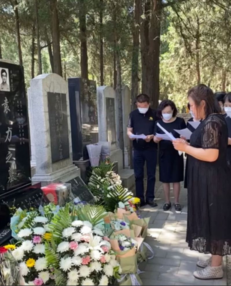 圖為「天安門母親」群體成員在北京萬安公墓祭奠六四遇難者。(視頻截圖)