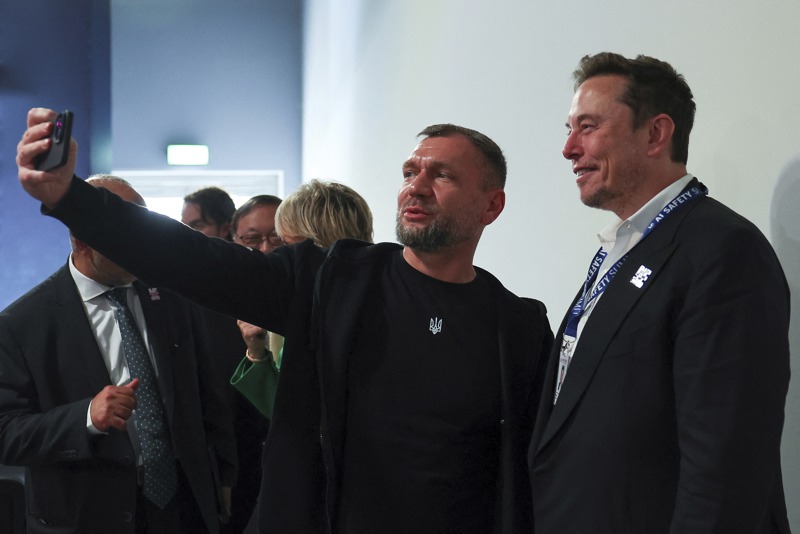 美國科技大亨馬斯克（右）和烏克蘭數位轉型副部長杜比恩斯基（左）1日在英國AI峰會會場自拍。美聯社