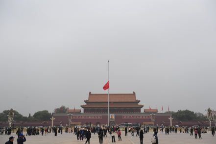 大陸前總理李克強遺體將於2日上午火化，北京天安門廣場一早已經下半旗誌哀。（新華社）