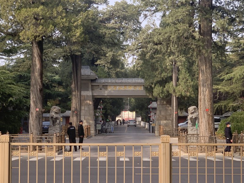 北京八寶山革命公墓門口近日已經加強管制，人員需憑證明進出，路過者會被查證件，要求不能逗留。記者陳政錄／攝影