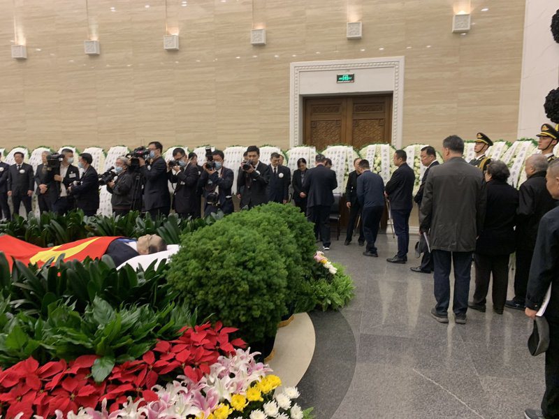 李克強告別式2日上午在北京八寶山公墓舉行，網路流傳圖片可見其遺體穿著。（圖／取自X@蔡慎坤）