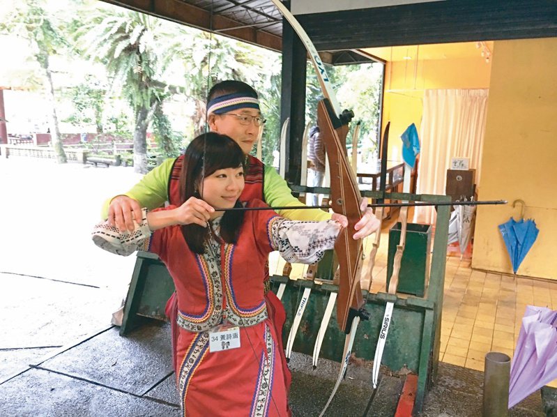 泰雅族傳統射箭活動，有不少外地民眾也喜愛體驗泰雅族傳統射箭狩獵的技法。圖／新北民政局提供