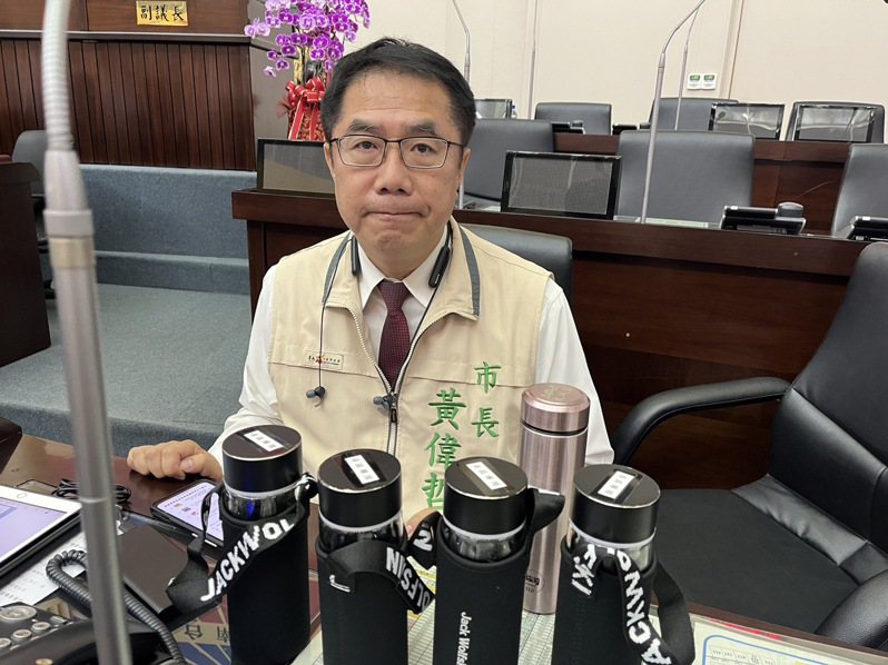 台南市長黃偉哲養身之道是喝水取代飲料，每天帶4瓶保溫瓶至少喝水2000cc。記者吳淑玲／攝影