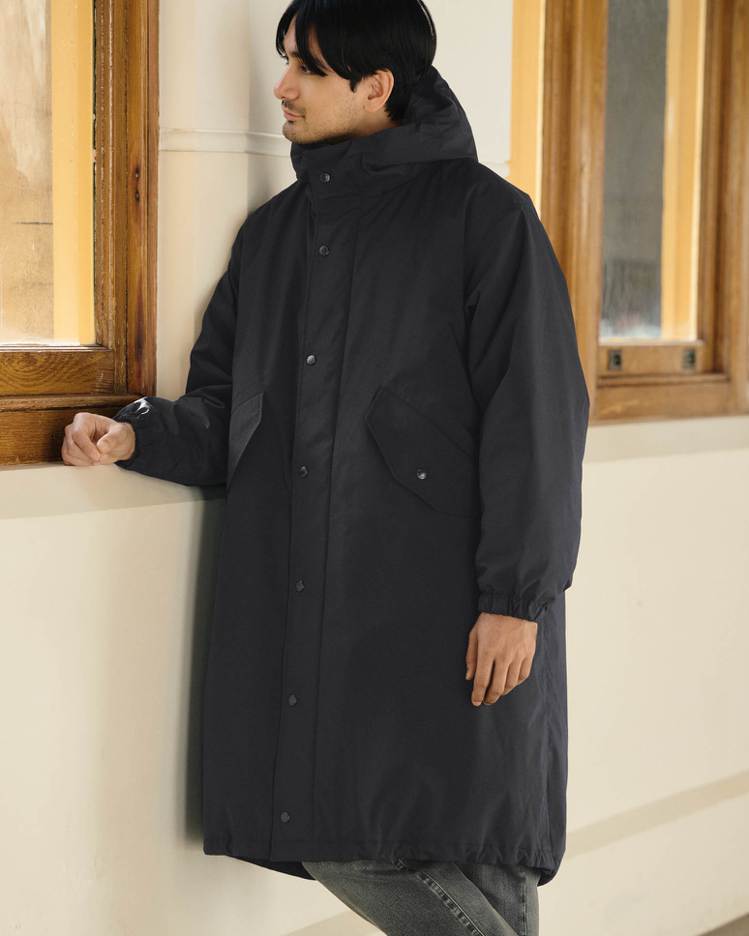 UNIQLO and Engineered Garments系列PUFFTECH輕暖科技連帽大衣，4,990元。圖／UNIQLO提供