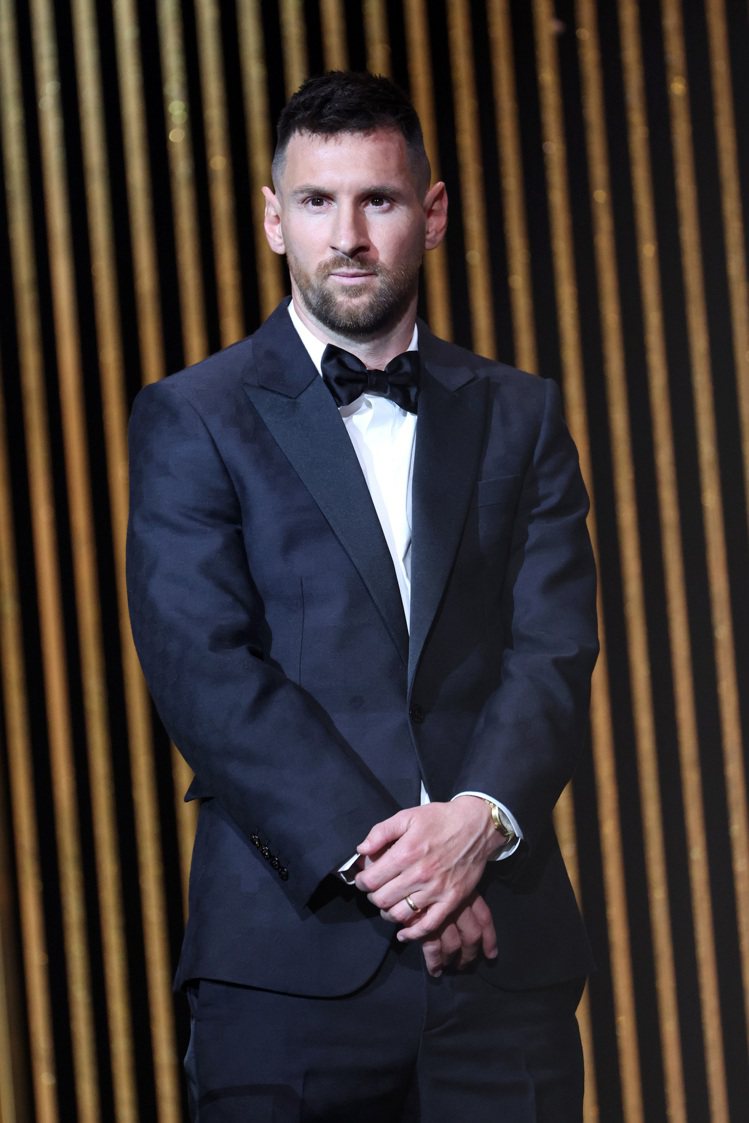 足球巨星梅西穿穿路易威登西裝，生涯第八度獲頒年度金球獎殊榮。圖／路易威登提供