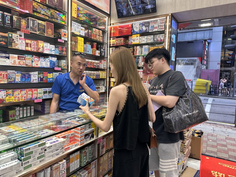 11月底12月初香港將進入新冠感染高峰期。圖為香港的藥局零售店。（中通社）