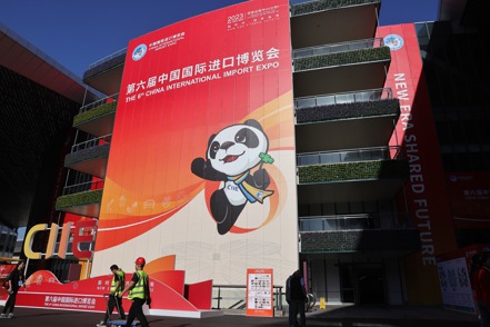 大陸第六屆上海進博會今（5）日開幕，今年是疫後首次全面線下舉辦。（中新社）
