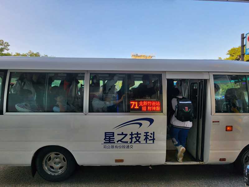 新竹客運市區公車10、11、20、27路昨天起減少班次，高峰里學生原本多搭20路公車上學，轉搭71路小巴「如擠沙丁魚」。圖／高峰里長郭朋鑫提供