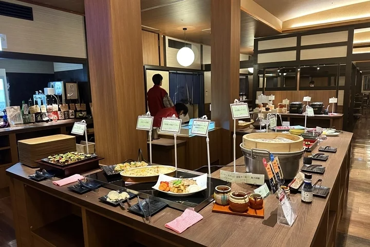 館內餐廳於今年3月翻新後重新開幕，取餐空間明亮且開放感十足。　 圖／日本旅行情報...