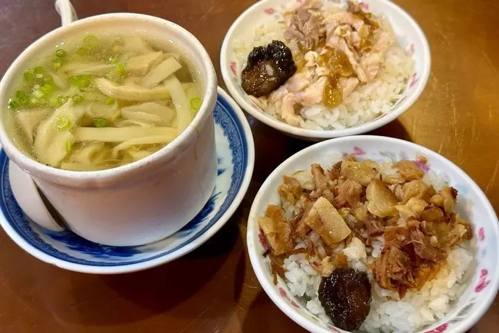 「在地食坊」受歡迎的火雞肉飯、魯肉飯大受歡迎。　 圖／嘉義縣文化觀光局