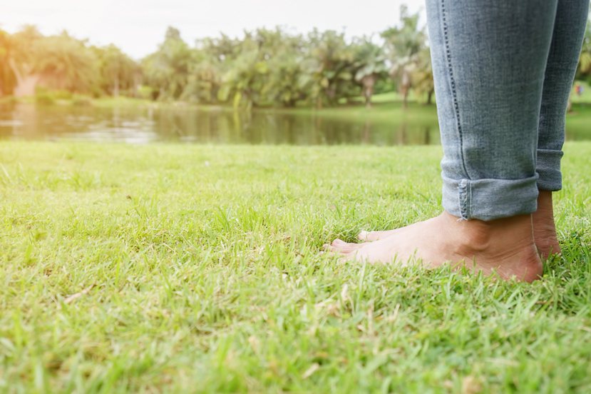 中醫師表示，平時赤腳走路有助於身體的電荷平衡，但不適合在柏油路走，草地或光滑地面...