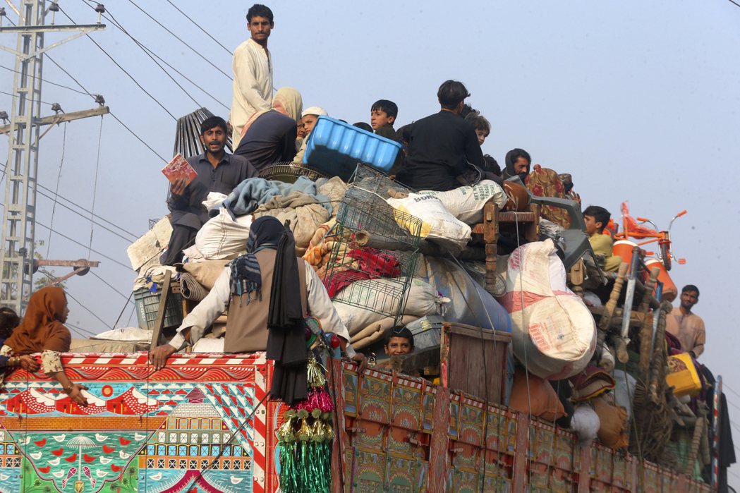 阿富汗難民被要求盡速離開巴基斯坦，許多家庭只能倉促帶著家當一起乘坐卡車。 圖／美...