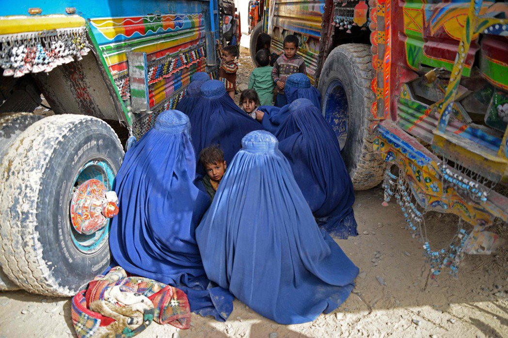 塔利班治下，阿富汗女性幾乎沒有權利可言。圖為準備返國的阿富汗難民，女性穿著藍色布...