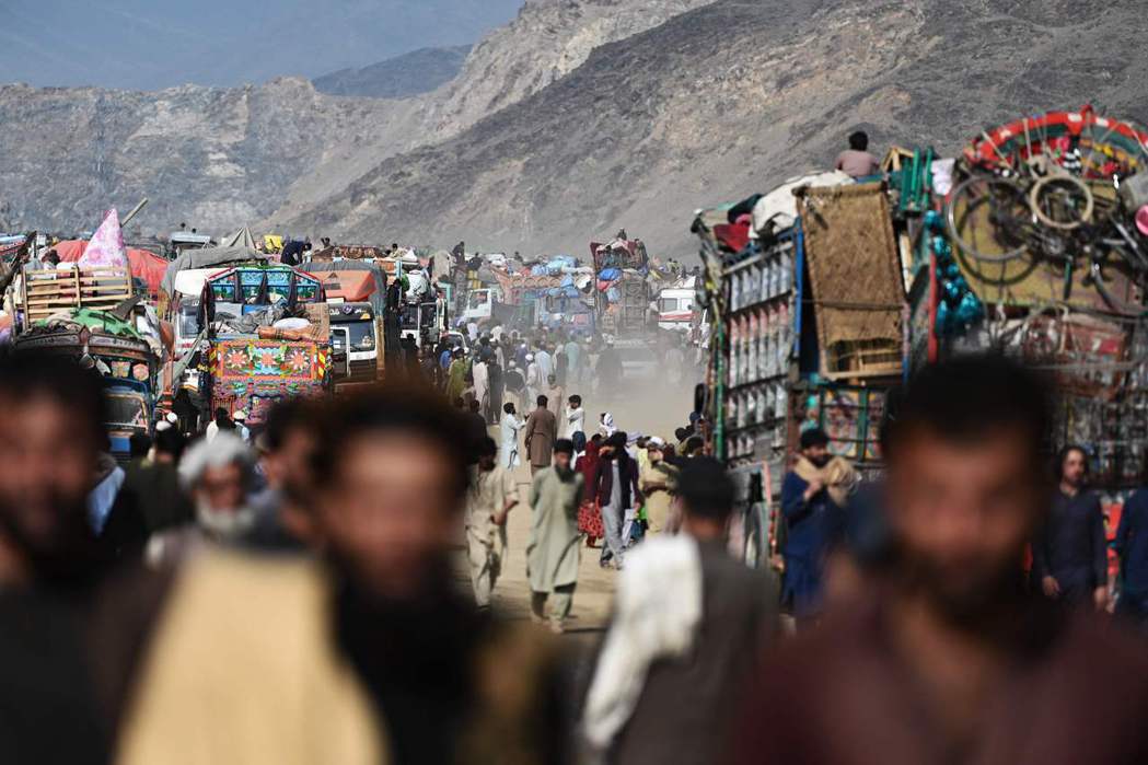 大批阿富汗難民擠在托克哈姆關口等待過境，但回到經濟衰敗的阿富汗也難有未來可言。 ...