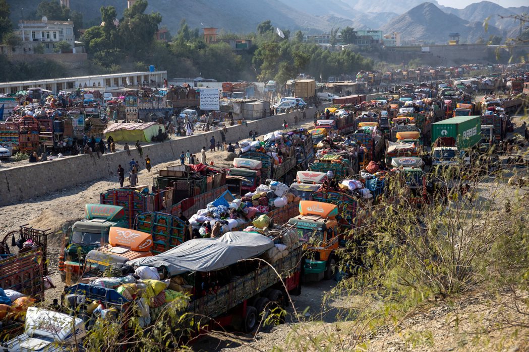 大批阿富汗難民包車離開巴基斯坦，兩國邊境交通幾乎癱瘓。 圖／路透社