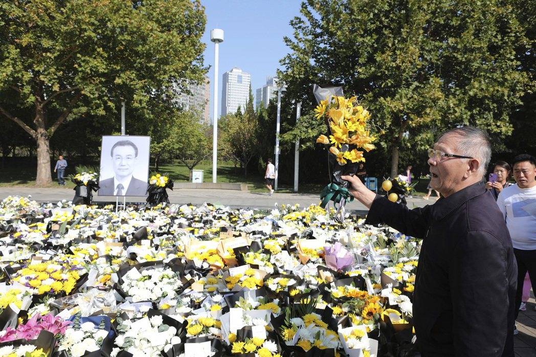 河南在10月29日，有民眾在戶外獻花追悼李克強。 圖／美聯社