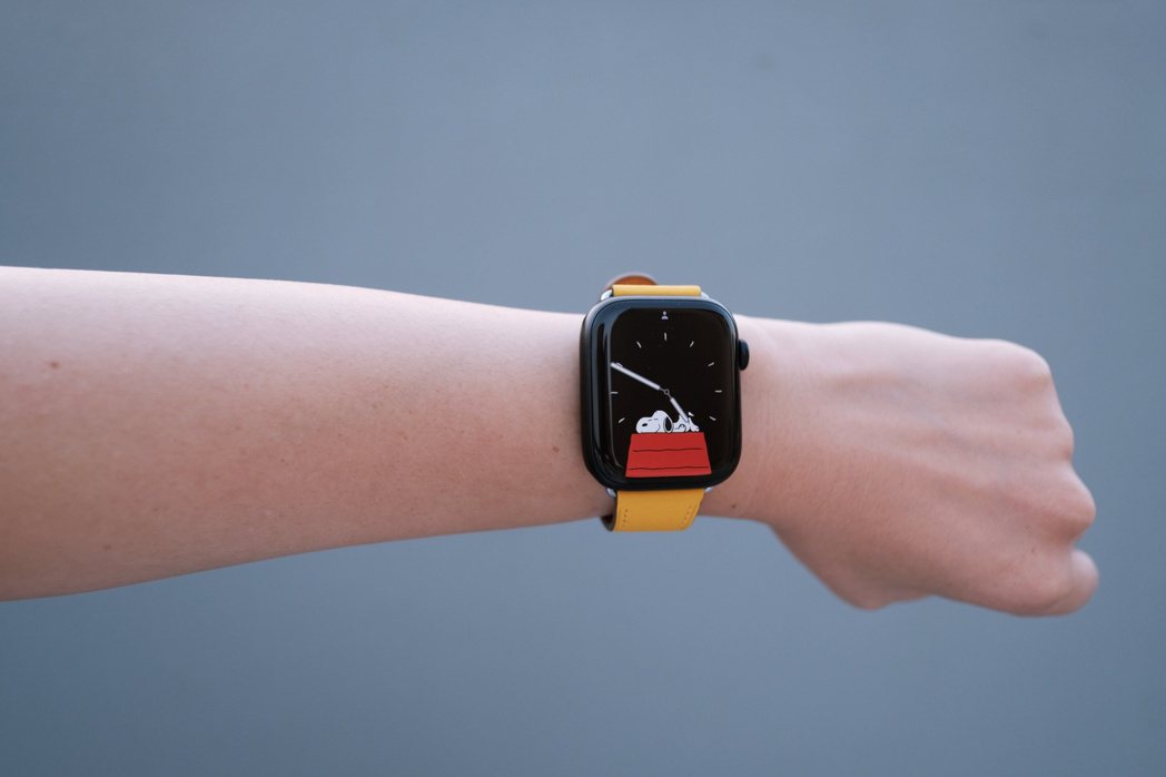 41mm錶帶搭配45mm錶殼，會顯得錶帶過細（這是2016年的Apple自家推出...