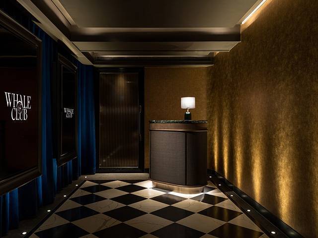 接待廳鋪設大理石質感的黑白棋盤地磚，帶來別出心裁的設計感。