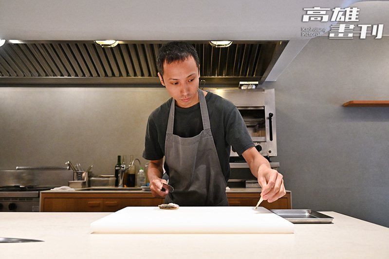 工作時表情嚴肅的藤本料理長，傳承前輩們對日本料理視覺到味覺的堅守。(攝影/Carter)