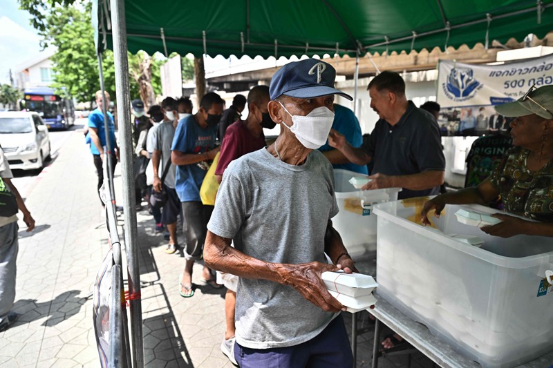 泰國長者9月在曼谷大皇宮附近的曼谷社區救助基金會領取食物。法新社