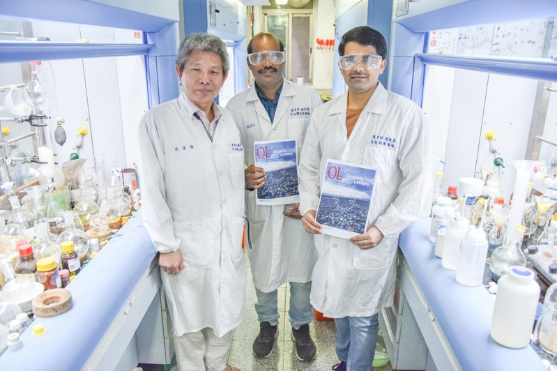 台師大化學系兩位印度籍博士研究生Jivan Shinde（右起）與博士後研究員Veerababurao Kavala、教授姚清發，研究成果五度登上國際期刊封面。圖／台師大提供