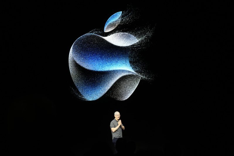 蘋果公司財務長庫克周四證實「大力投資AI」，但他的口風很緊。美聯社