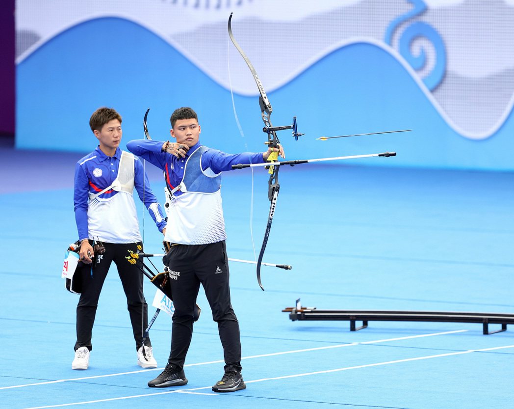 湯智鈞（右）、雷千瑩（左）與中華隊一同前往泰國參加亞錦賽爭取巴黎奧運門票。圖／體