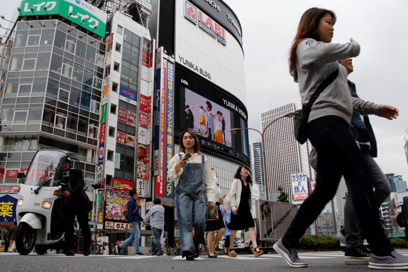 隨著日圓跌至數十年來低點、進口成本上升和實際工資下降，日本最新核心通膨達到4.2%，民眾生活壓力上升。圖為日本街頭示意圖。路透