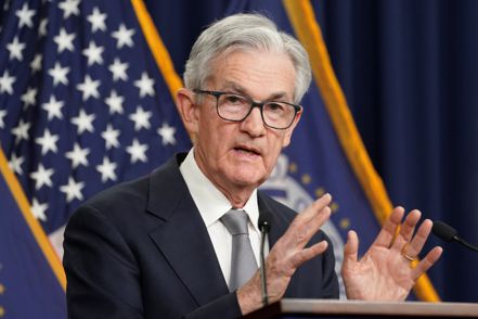 美國聯準會（Fed）主席鮑爾明白表示，近期不考慮降利率。這種「更高利率更久」的展望令投資人不安。 路透